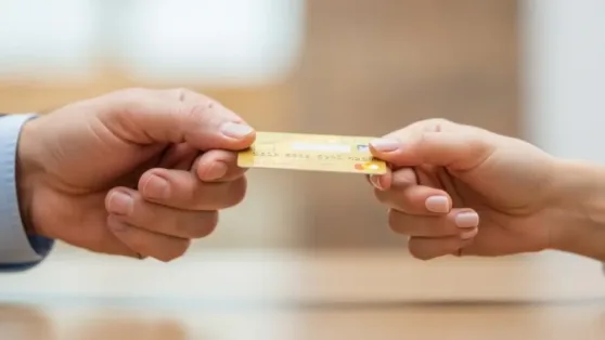 Vale a pena fazer portabilidade de crédito? Entenda quando realmente compensa trocar de banco